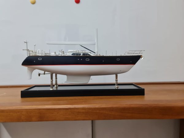 Discovery  55 model yacht