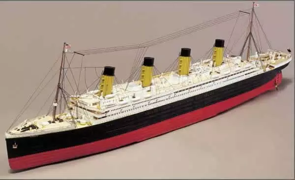 Titanic Complete Model Ship Kit with Motor - Mantua Models (725-9)