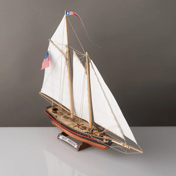 America Yacht Model Kit Scale 1:155 - Corel (SM102)
