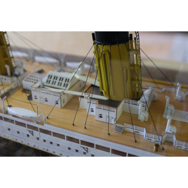 Titanic Complete Static Model Boat Kit - Mantua Models (725-9 excluding Motor)