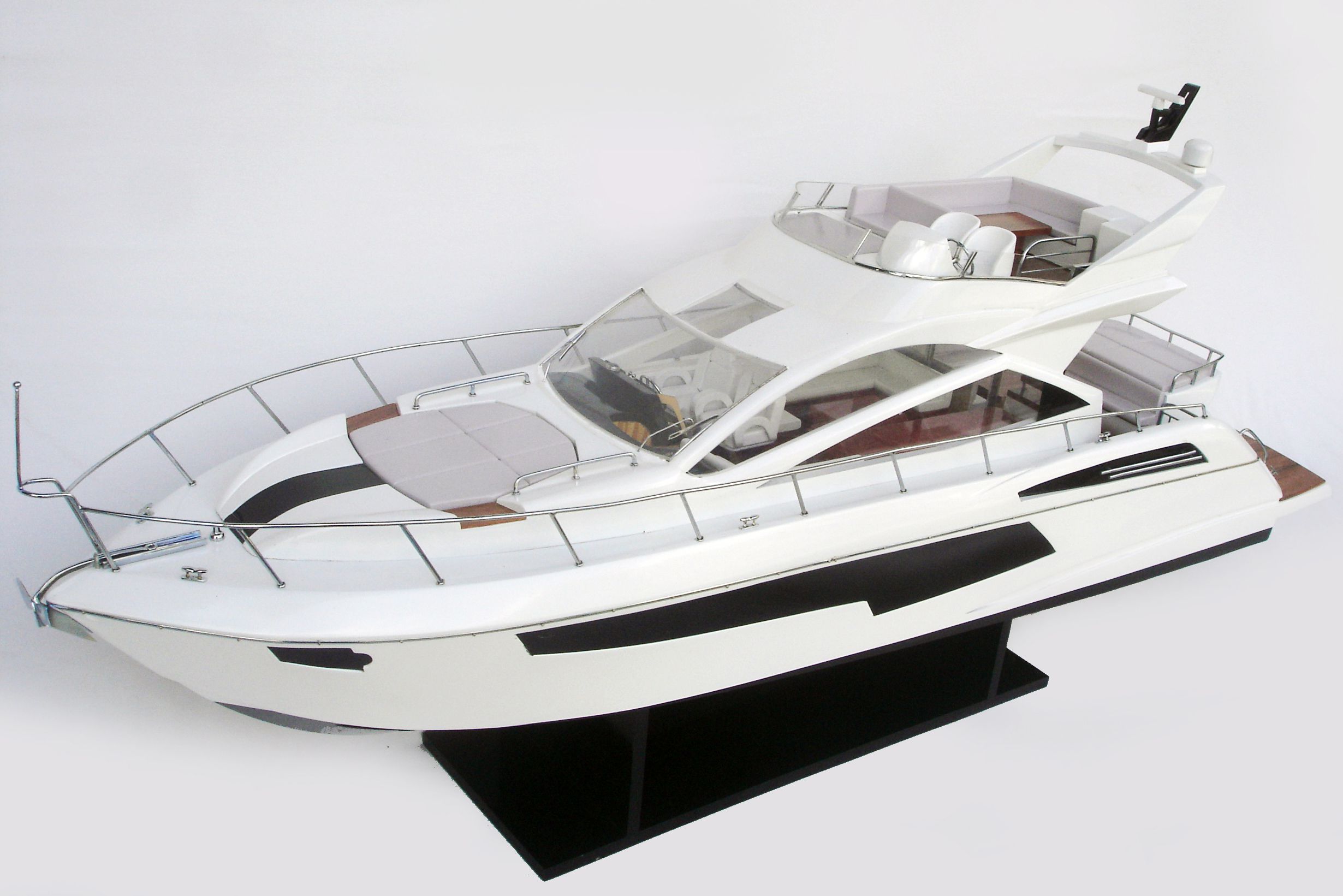 Sunseeker 68 Model Yacht - GN