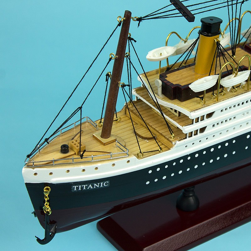 RMS Titanic Model Ship - Nauticalia (6689)