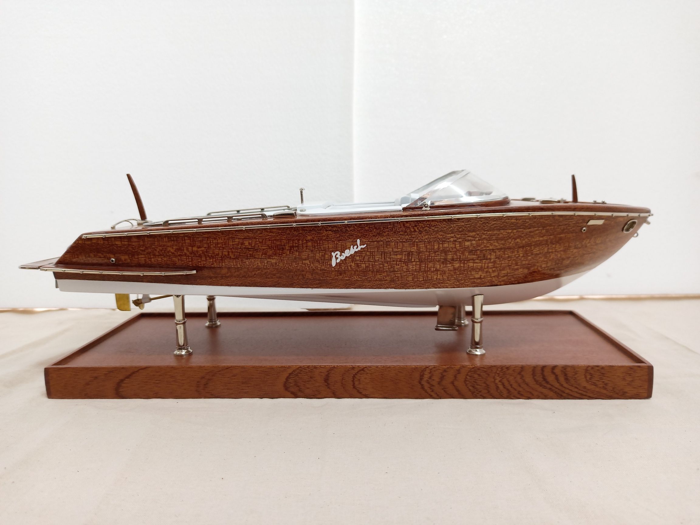 Boesch 710 Model Boat - PSM5432